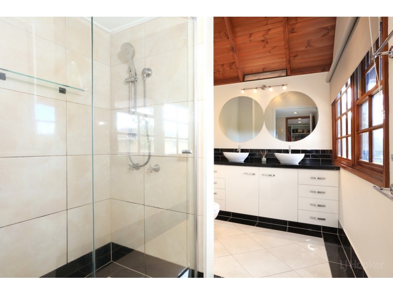 35 Thrush Avenue, Paradise Point QLD 4216