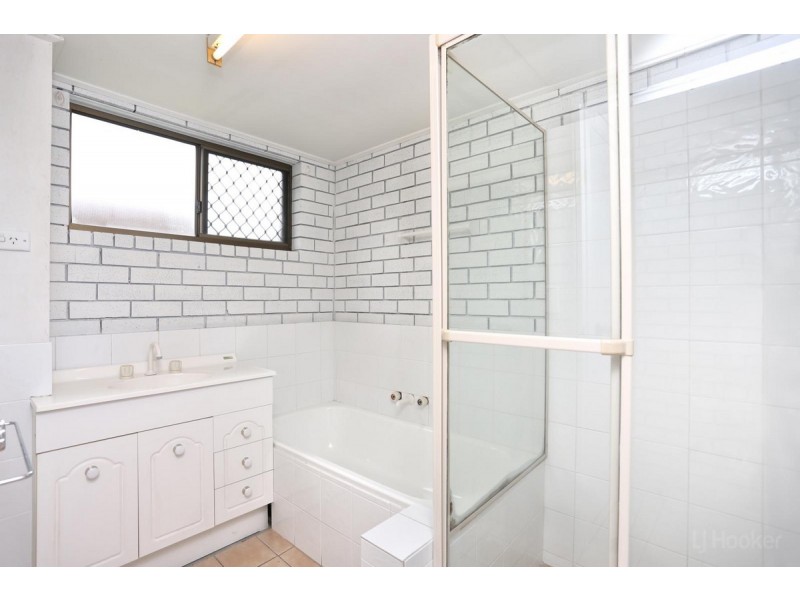 205 Government Road, Labrador QLD 4215