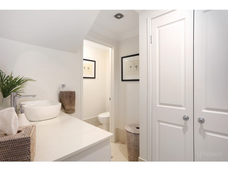 24/82-86 Limetree Parade, Runaway Bay QLD 4216