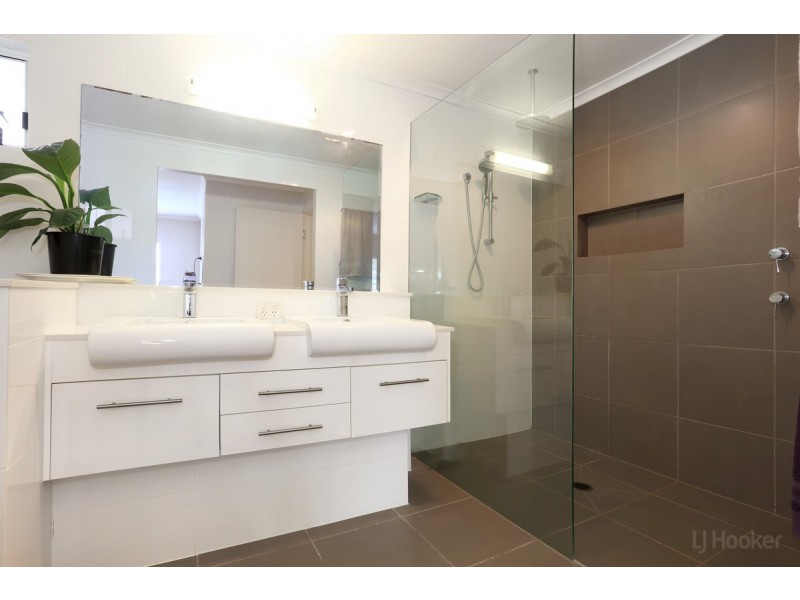 121 Kindra Avenue, Southport QLD 4215