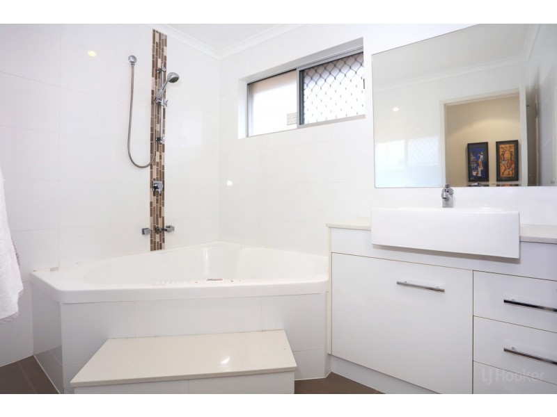 121 Kindra Avenue, Southport QLD 4215