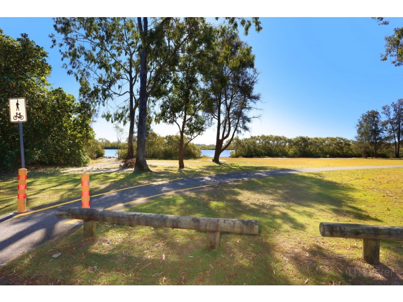 15 The Esplanade, Coombabah QLD 4216