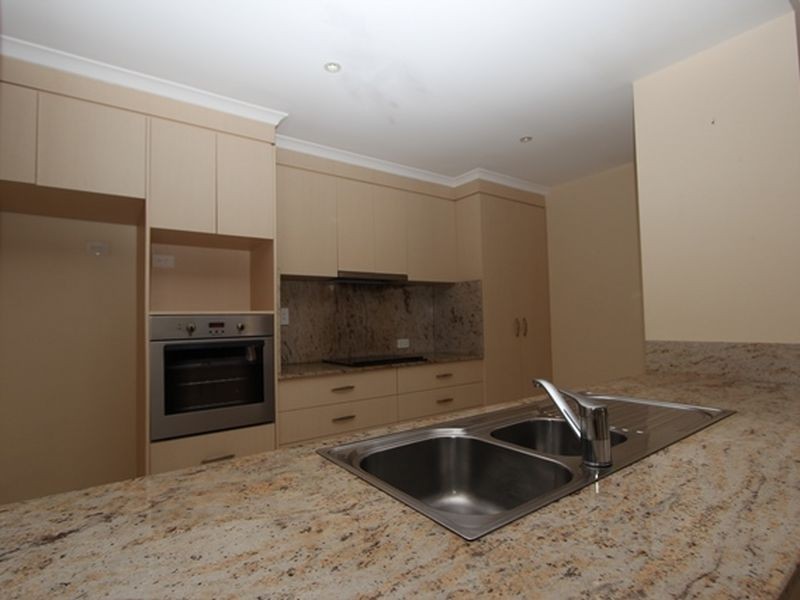 2/52 Bayview Street, Runaway Bay QLD 4216