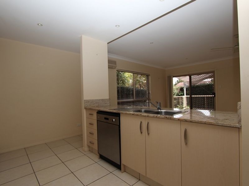 2/52 Bayview Street, Runaway Bay QLD 4216