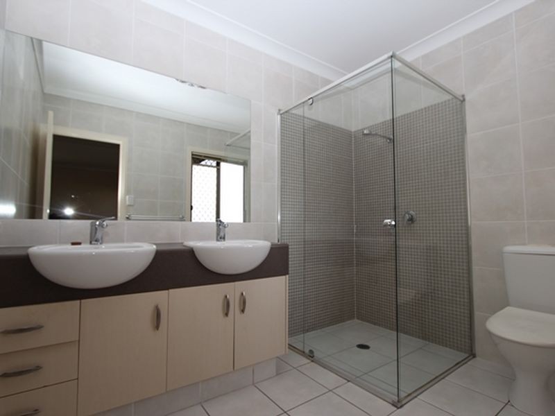 2/52 Bayview Street, Runaway Bay QLD 4216