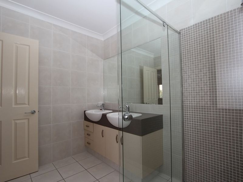 2/52 Bayview Street, Runaway Bay QLD 4216