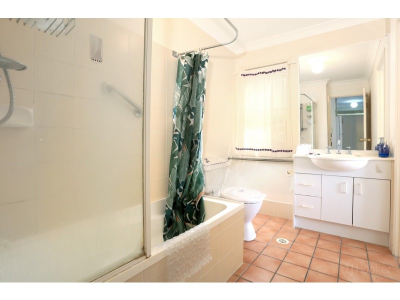 2/23 Crystal Reef Drive, Coombabah QLD 4216