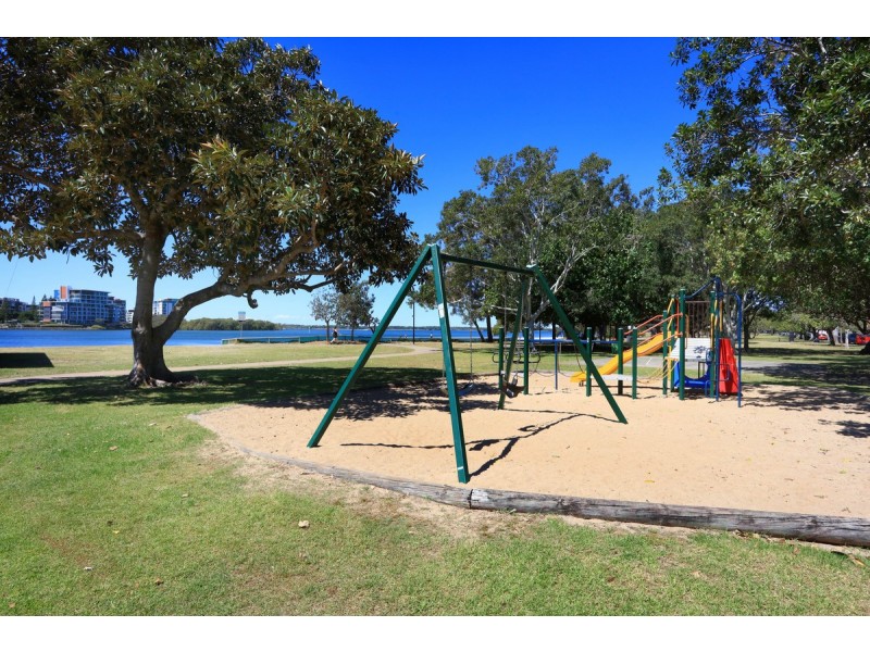 1/28 Errol Avenue, Paradise Point QLD 4216
