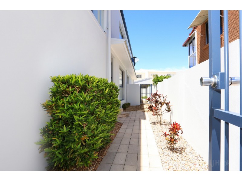 2/36 Poinsettia Avenue, Hollywell QLD 4216