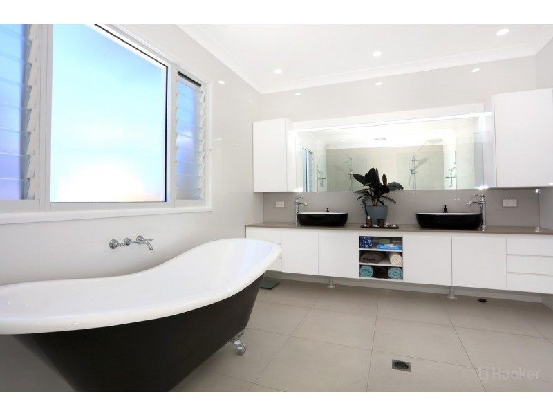 82 Boykambil Esplanade North, Hope Island QLD 4212