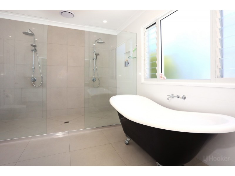 82 Boykambil Esplanade North, Hope Island QLD 4212