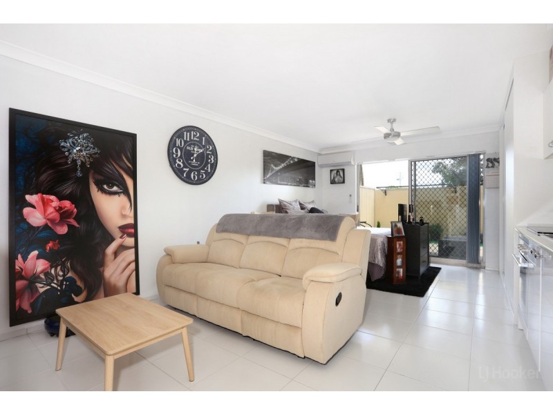 8/125 Frank Street, Labrador QLD 4215