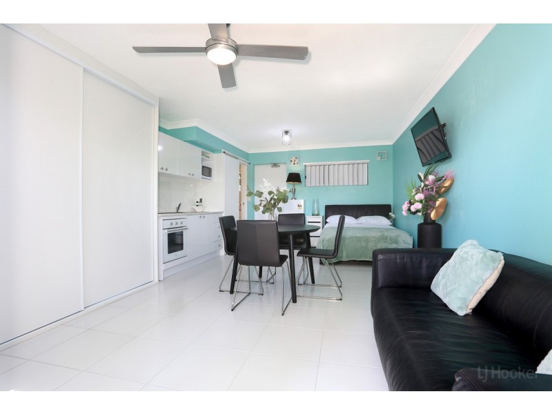 8/125 Frank Street, Labrador QLD 4215