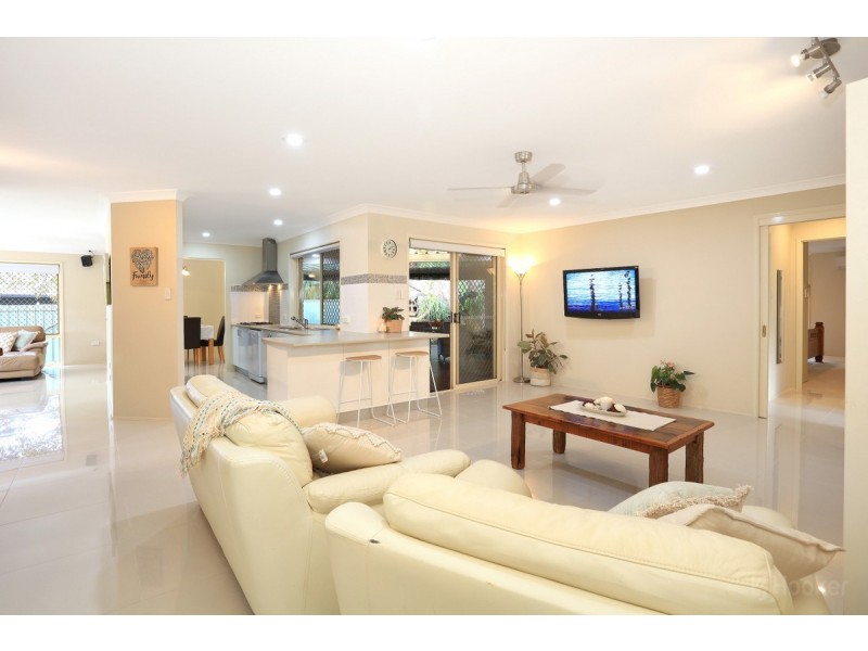 8 Lakewood Court, Helensvale QLD 4212