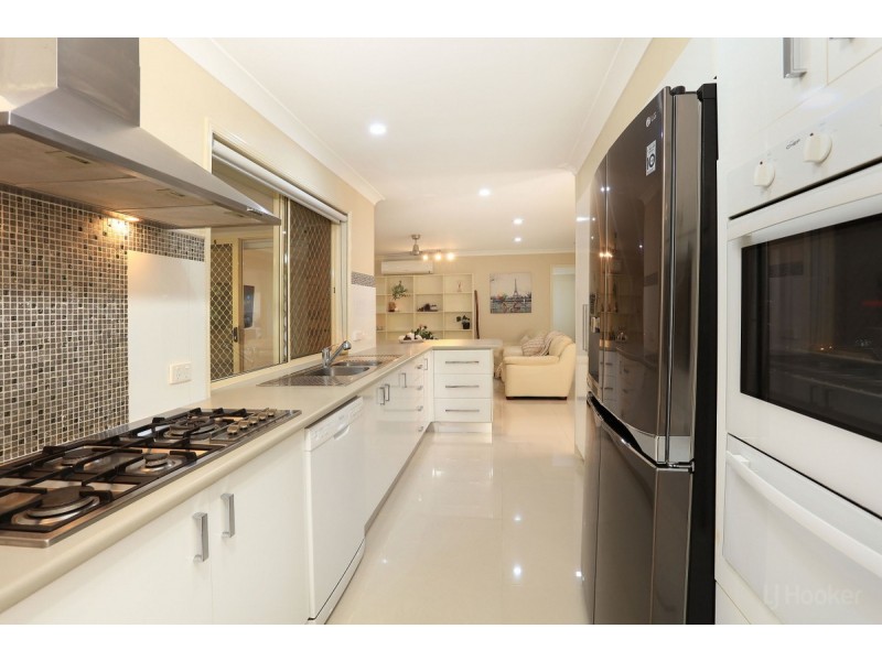 8 Lakewood Court, Helensvale QLD 4212