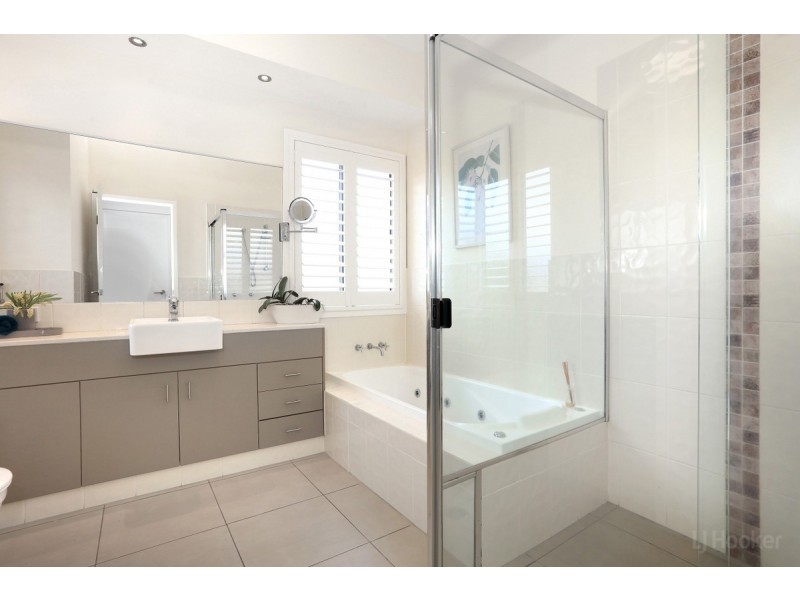 2/44 Milton Avenue, Paradise Point QLD 4216