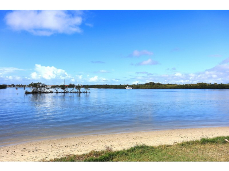 84 Boykambil Esplanade North, Hope Island QLD 4212
