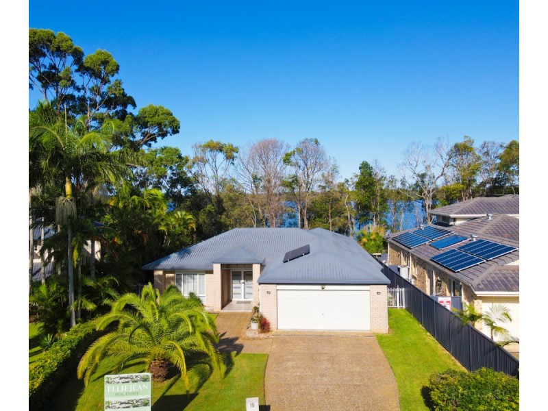 19 Boreen Court, Helensvale QLD 4212