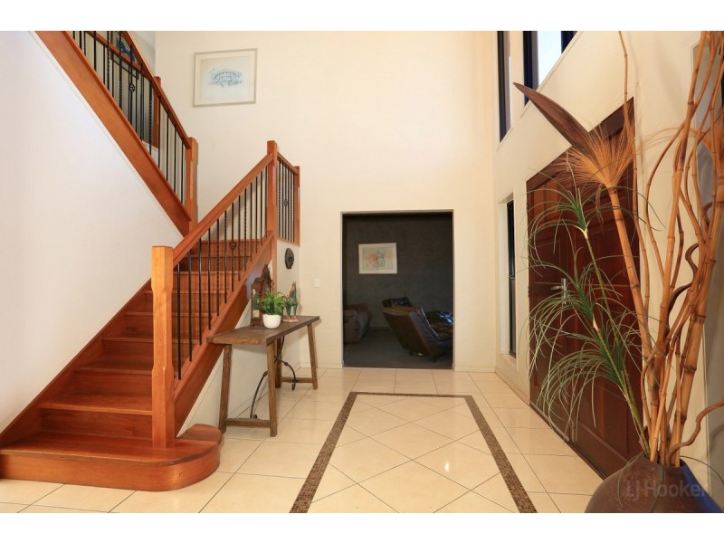 1 Tradewinds Avenue, Paradise Point QLD 4216