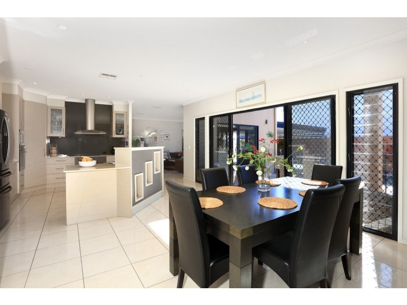 1 Tradewinds Avenue, Paradise Point QLD 4216