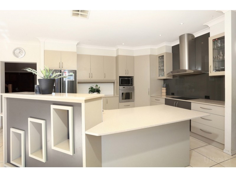 1 Tradewinds Avenue, Paradise Point QLD 4216