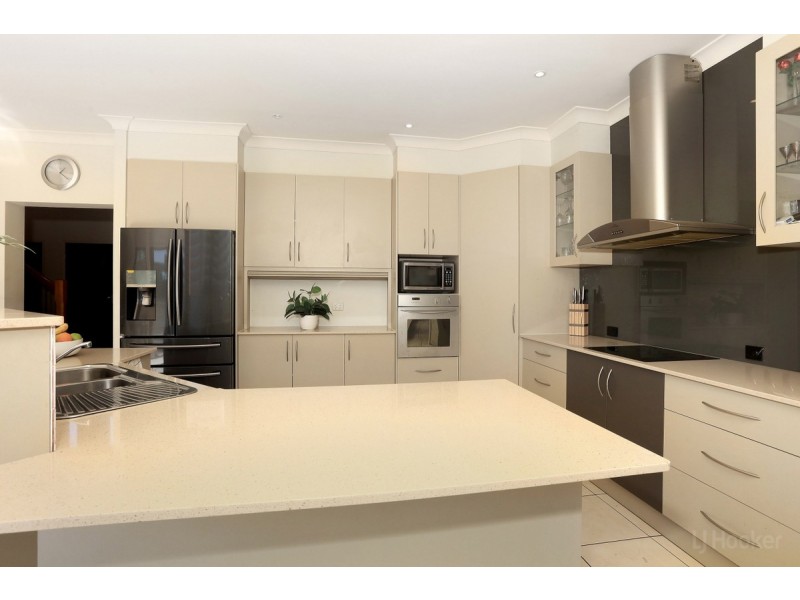 1 Tradewinds Avenue, Paradise Point QLD 4216