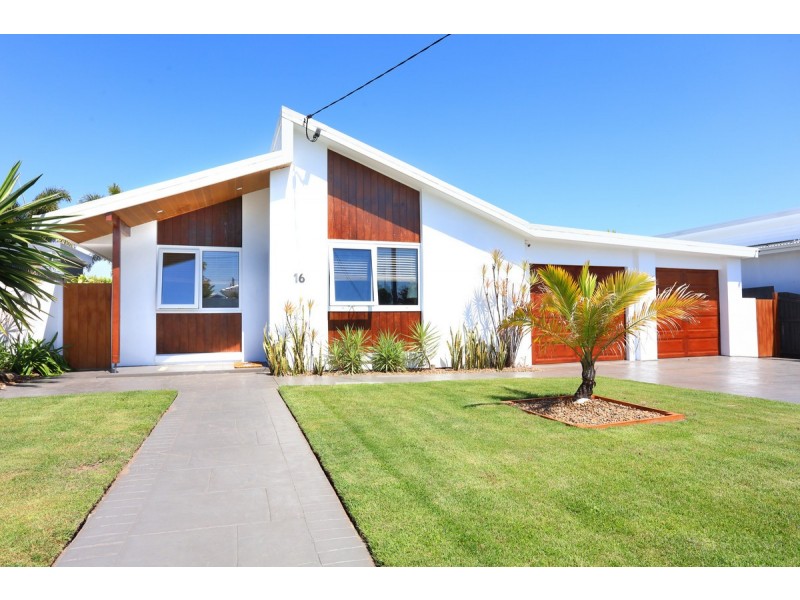 16 Robin Avenue, Paradise Point QLD 4216