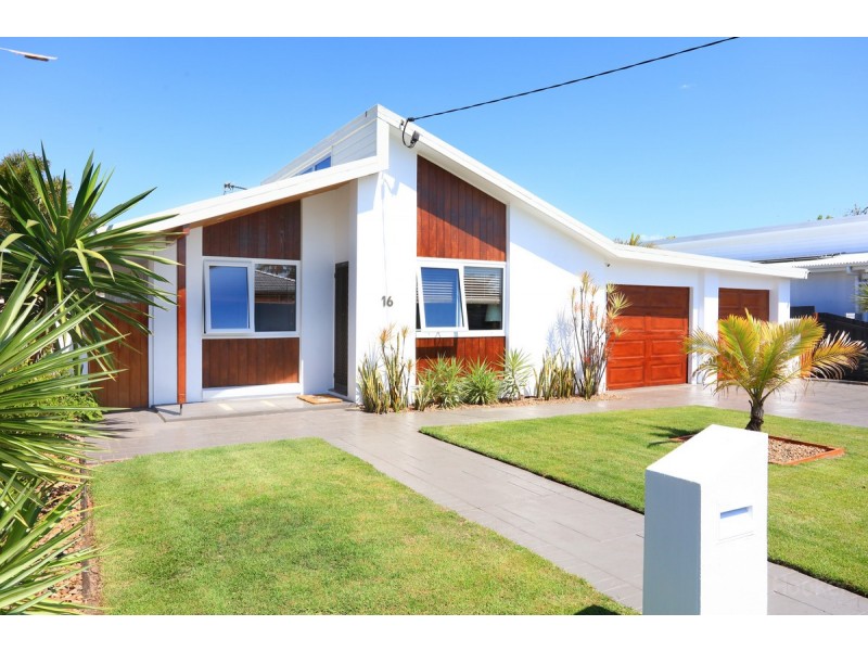 16 Robin Avenue, Paradise Point QLD 4216