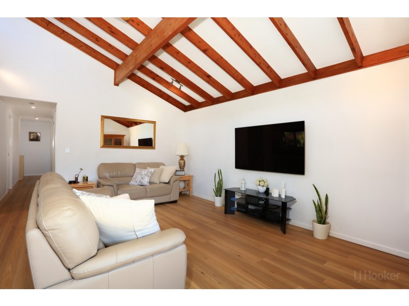 16 Robin Avenue, Paradise Point QLD 4216