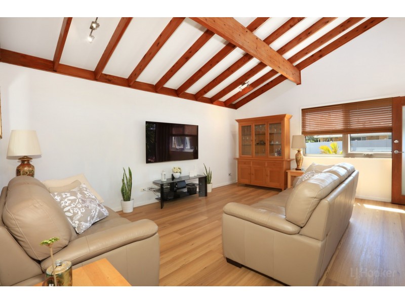 16 Robin Avenue, Paradise Point QLD 4216