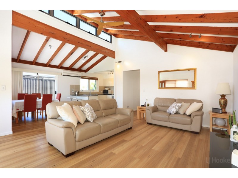 16 Robin Avenue, Paradise Point QLD 4216