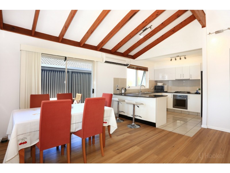 16 Robin Avenue, Paradise Point QLD 4216