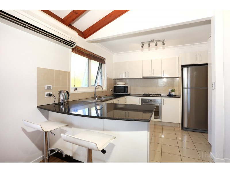 16 Robin Avenue, Paradise Point QLD 4216