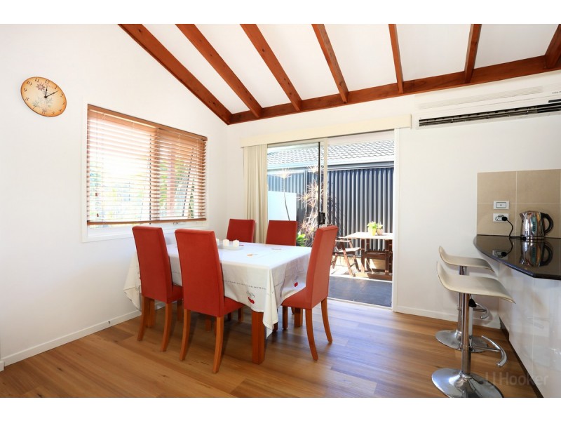 16 Robin Avenue, Paradise Point QLD 4216