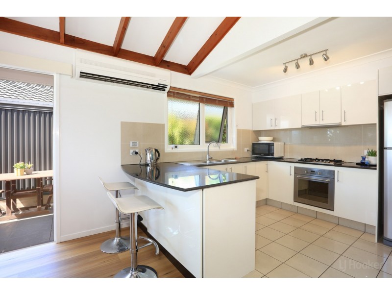 16 Robin Avenue, Paradise Point QLD 4216