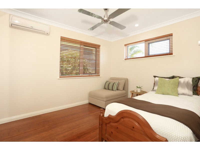 16 Robin Avenue, Paradise Point QLD 4216