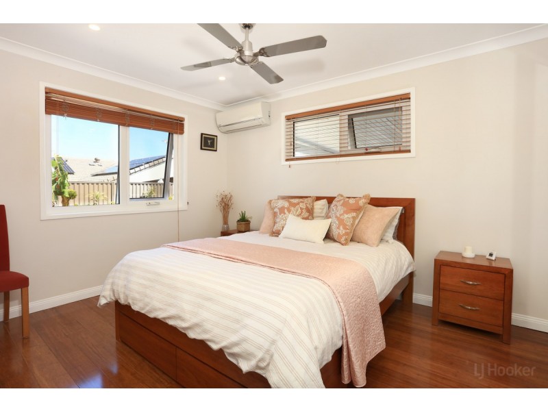 16 Robin Avenue, Paradise Point QLD 4216