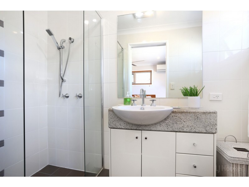 16 Robin Avenue, Paradise Point QLD 4216