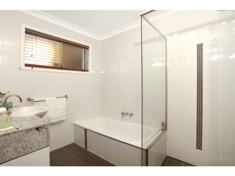 16 Robin Avenue, Paradise Point QLD 4216