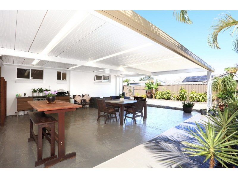 16 Robin Avenue, Paradise Point QLD 4216