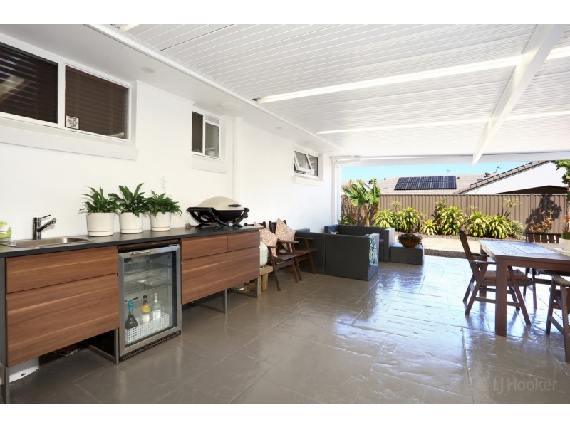 16 Robin Avenue, Paradise Point QLD 4216