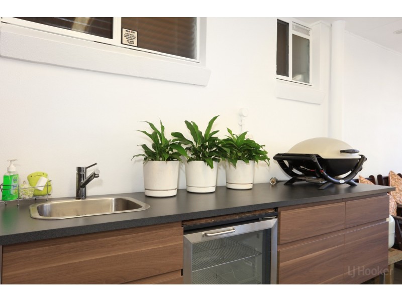 16 Robin Avenue, Paradise Point QLD 4216