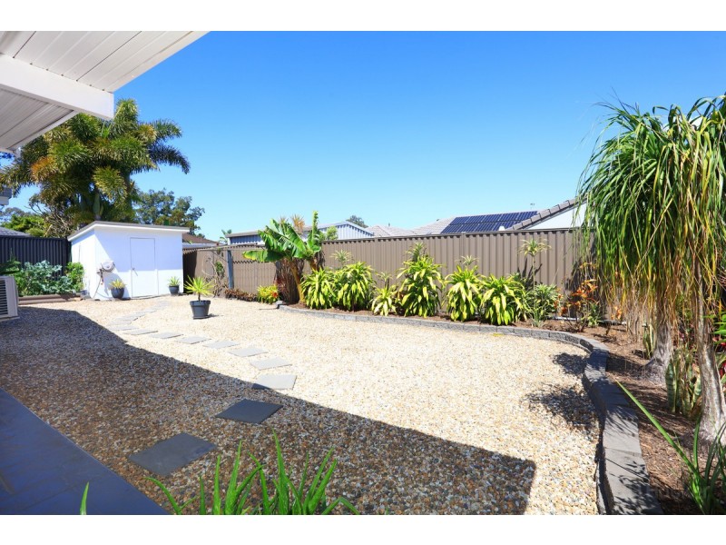 16 Robin Avenue, Paradise Point QLD 4216