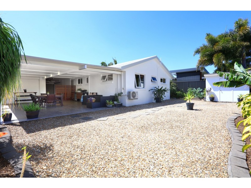 16 Robin Avenue, Paradise Point QLD 4216