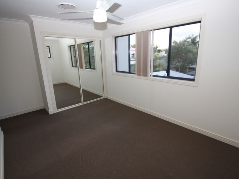 23B Eider Avenue, Paradise Point QLD 4216