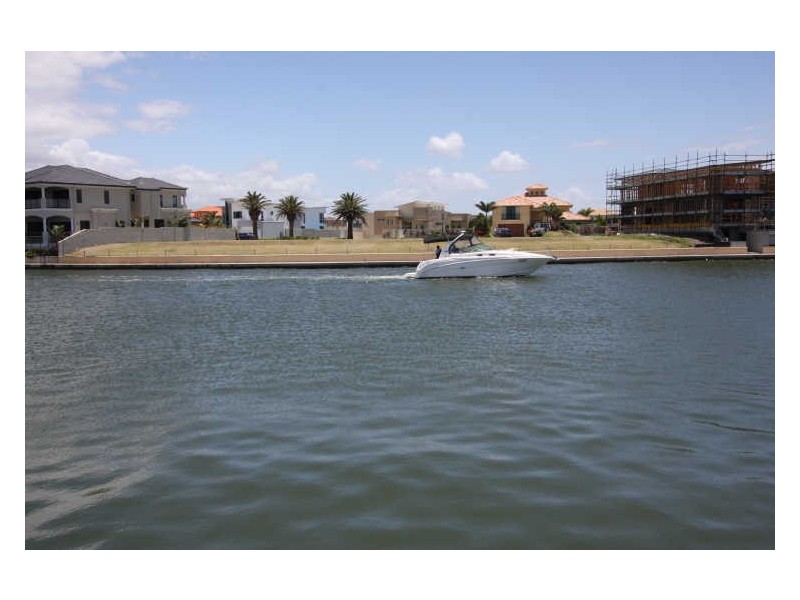 64 Royal Albert Crescent, Sovereign Islands QLD 4216