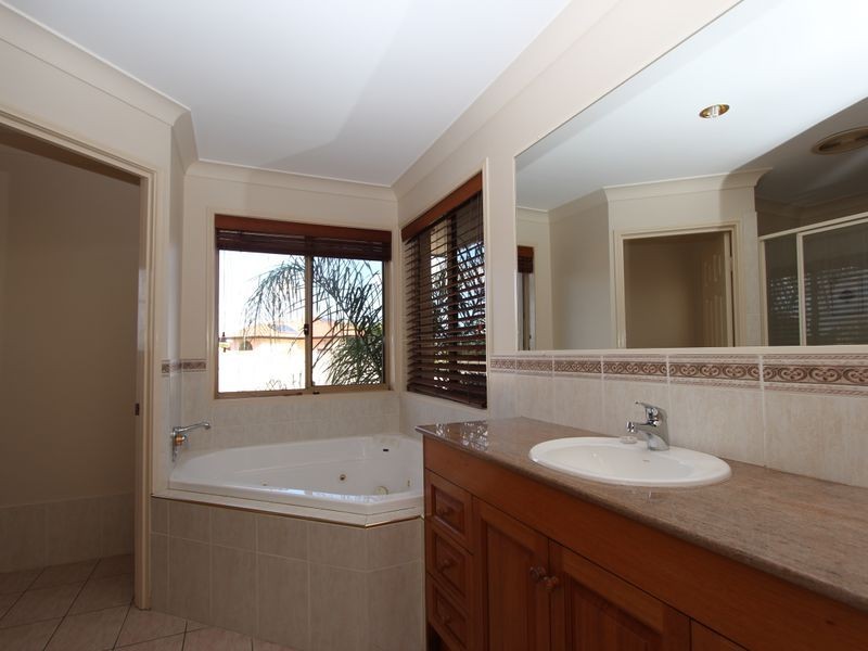 8 Eastbank Terrace, Monterey Keys QLD 4212