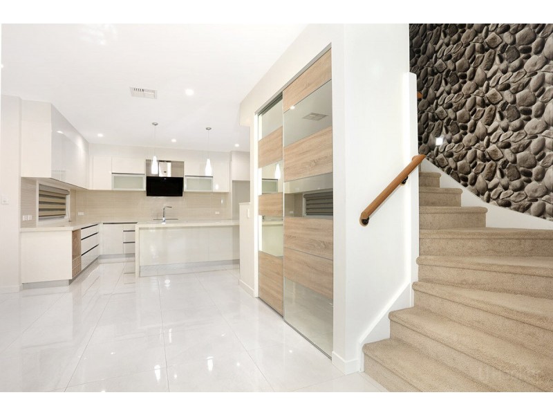 2/20 Nevenia Street, Labrador QLD 4215