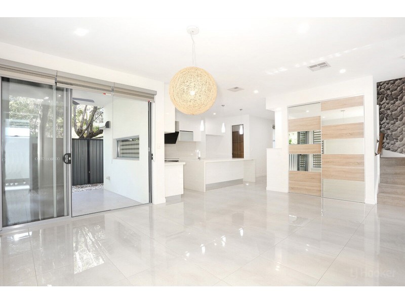 2/20 Nevenia Street, Labrador QLD 4215