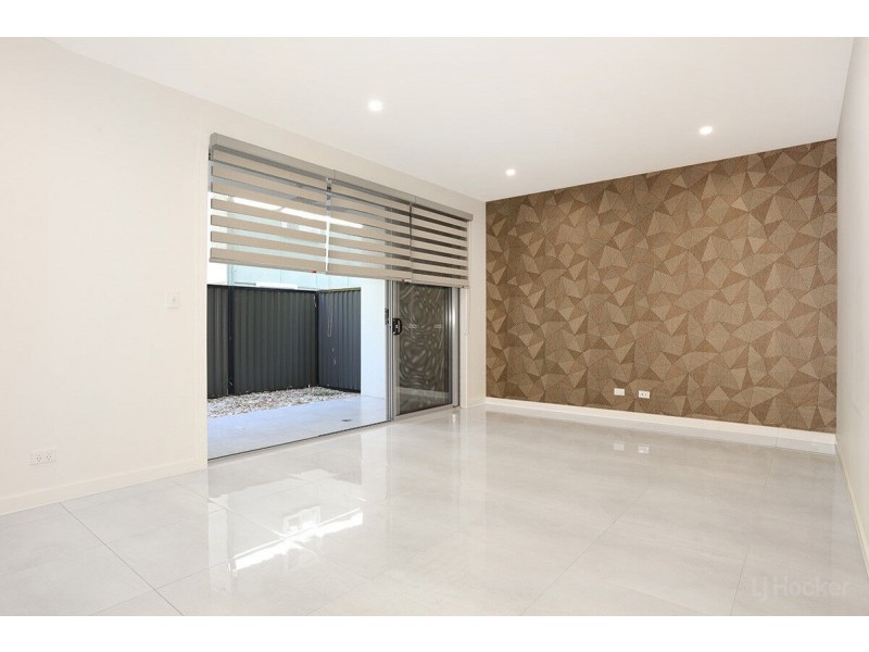 2/20 Nevenia Street, Labrador QLD 4215